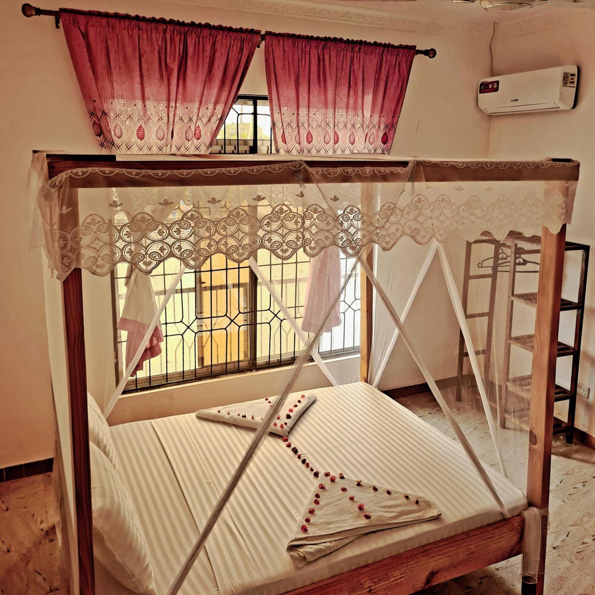 Raha House Bed & Breakfast นูงวี ภายนอก รูปภาพ