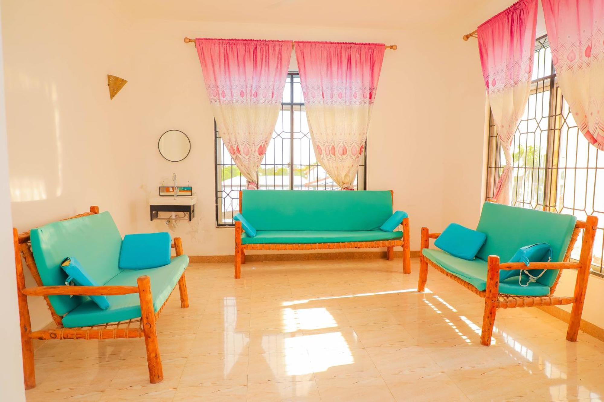 Raha House Bed & Breakfast นูงวี ภายนอก รูปภาพ