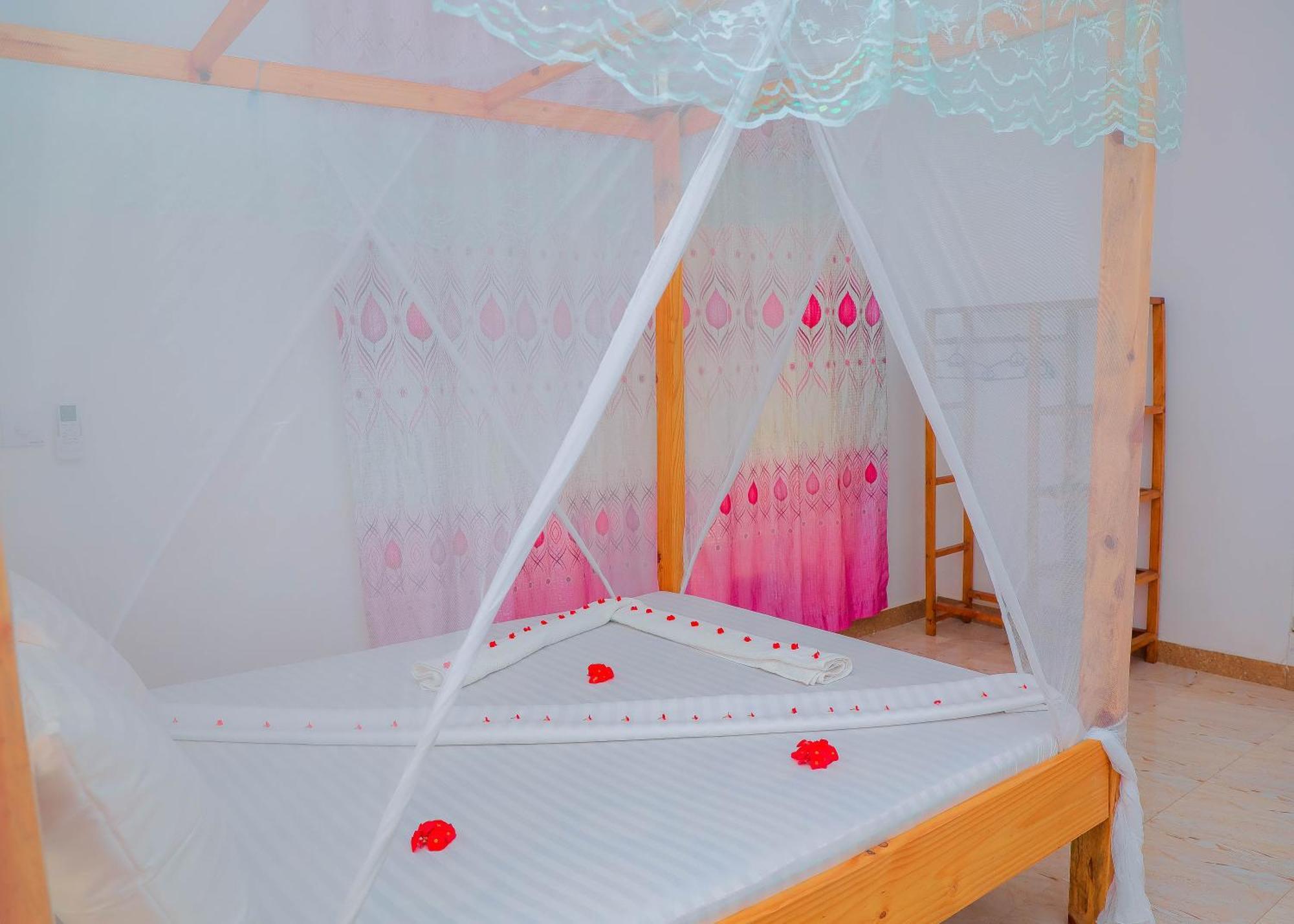 Raha House Bed & Breakfast นูงวี ภายนอก รูปภาพ